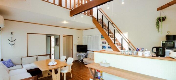 ロフトと階段のある吹き抜けリビング｜マリンヴィライーリオ淡路島