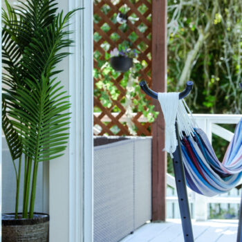 緑に囲まれた海辺のテラス｜マリンヴィライーリオ淡路島