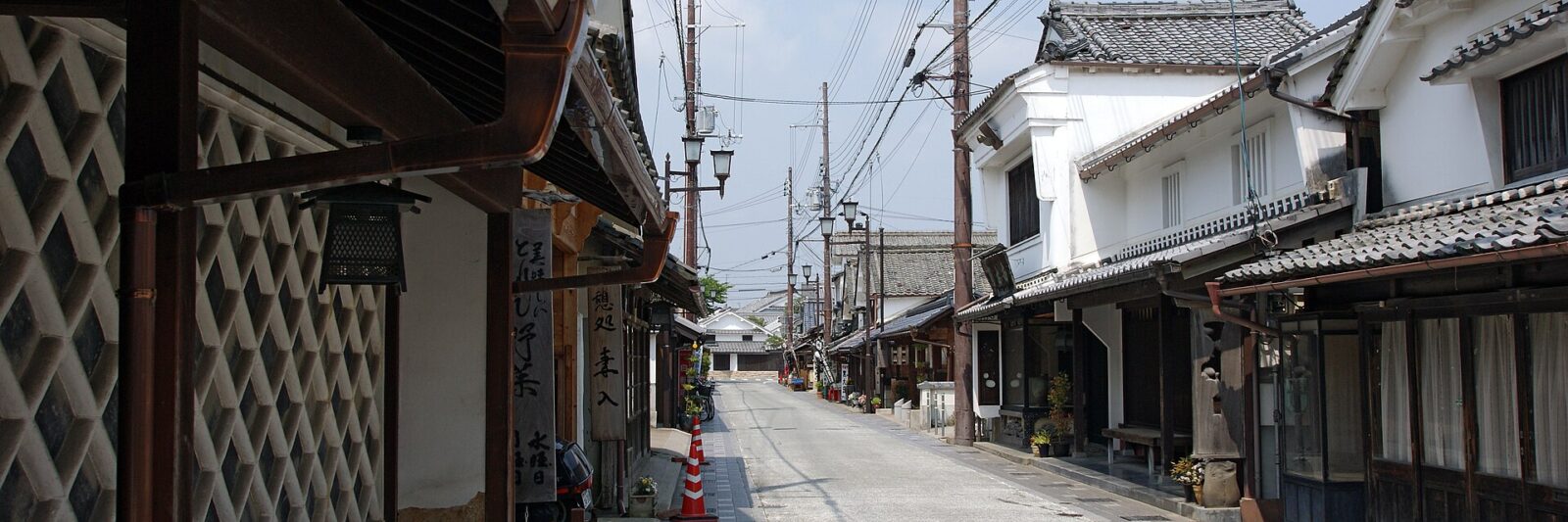 丹波篠山 河原町妻入商家群の伝統的な町家が並ぶ城下町の街並み